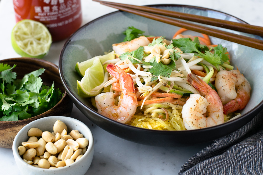Pad thaï aux crevettes avec courge spaghetti et nouilles de courgette