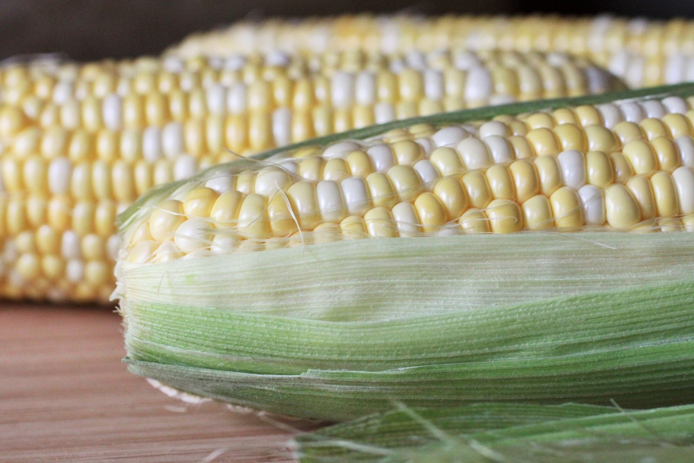 When buying Go for cobs with fresh looking green husks and moist stems. Kernels should be juicy when pierced. How to store Wrap unhusked ears with damp paper towel. Place in a plastic bag and refrigerate for two to three days. How to prepare Remove husks and silk. Rinse under water. To remove kernels, slice lengthwise along the cob. Nutrition Corn is a good source of folate. It also contains fibre, vitamin C and B vitamins (niacin and thiamine). 
