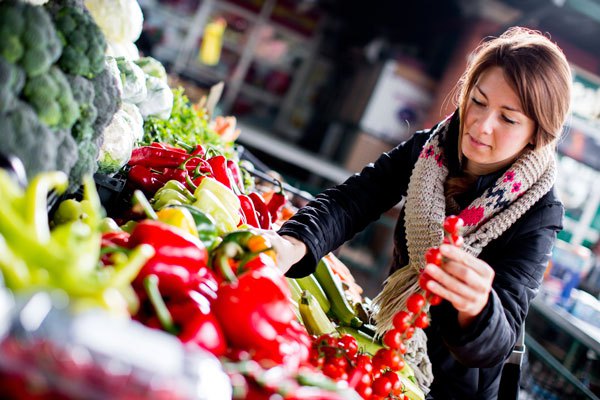 woman-shopping-for-produce