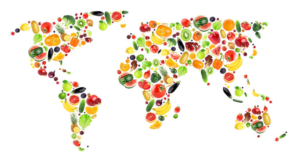 Collage de fruits et légumes qui forment la carte du monde.