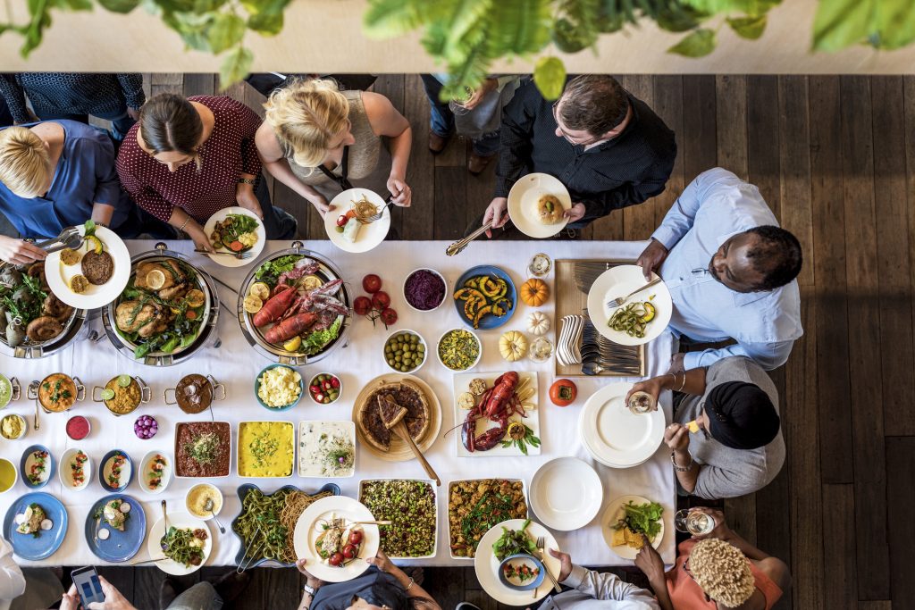 Un groupe multiculturel de personnes appréciant un repas ensemble